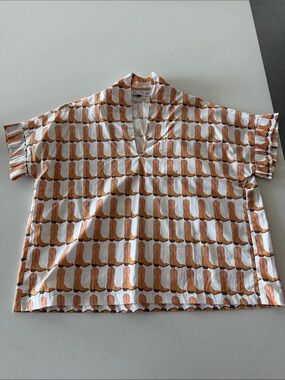 Brooke Nell Short-Sleeve V-Neck Blouse in White and Brown Boot Print